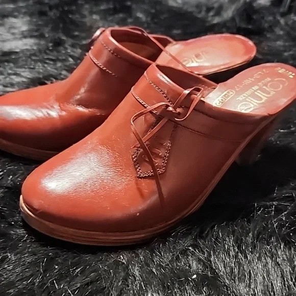 Connie Women's Red Heeled Mules. Lightly Used. Size 8M. - Picture 4 of 8